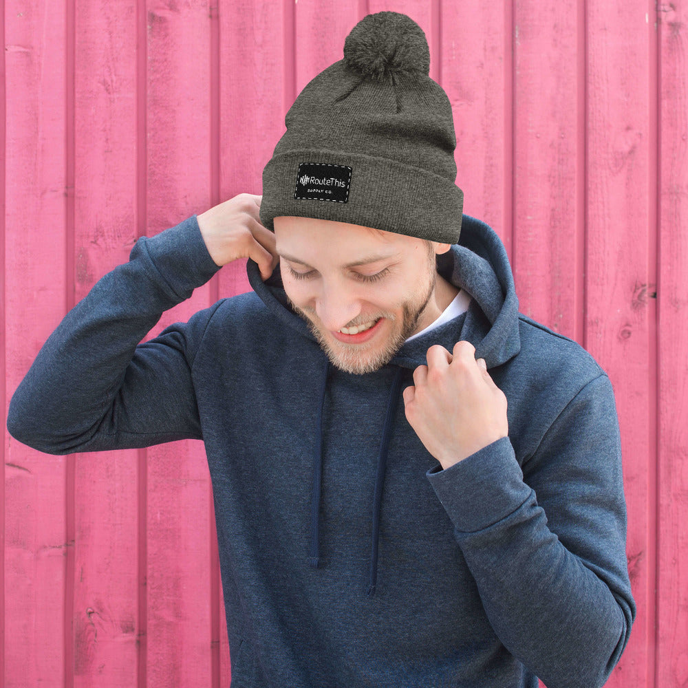 RouteThis Supply Co. - Gorro con pompones